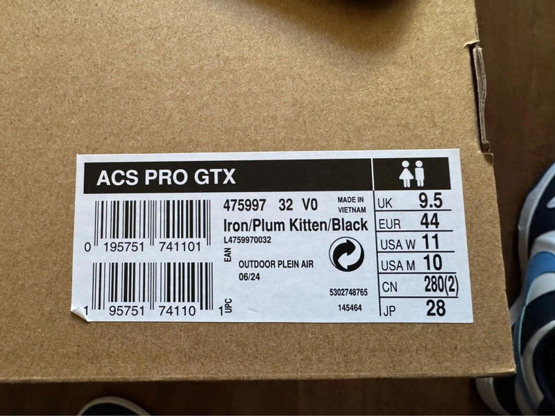 Size 9.5 Salomon ACS Pro GTX